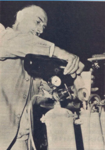 Arturo Estévez Varela probando su Motor de Agua
